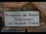 01614 ostia - regio ii - insula vii - teatro (ii,vii,2) - fragmente des teatro (ii,vii,2) - schild.jpg